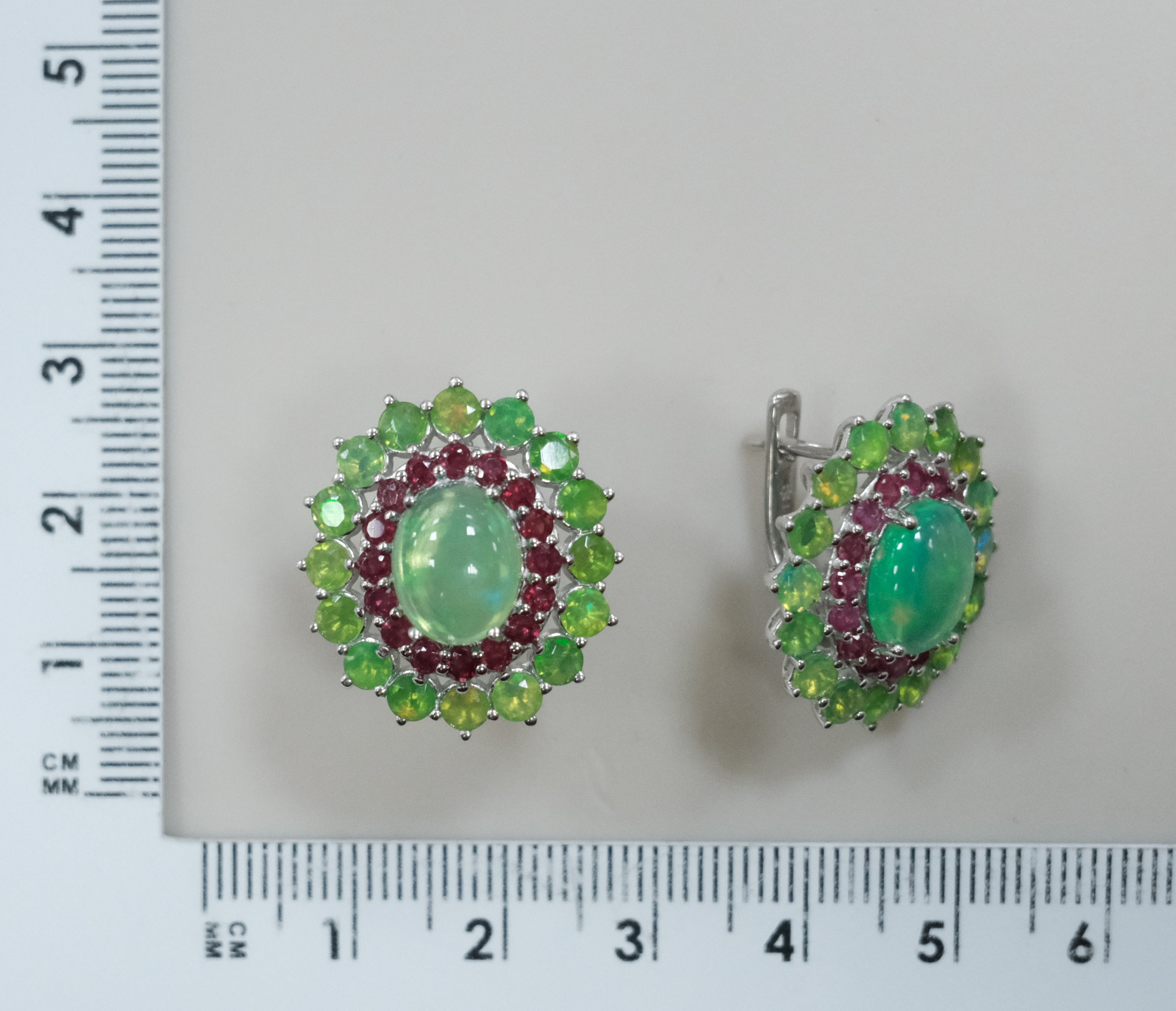 Серебряные серьги с зелеными опалами